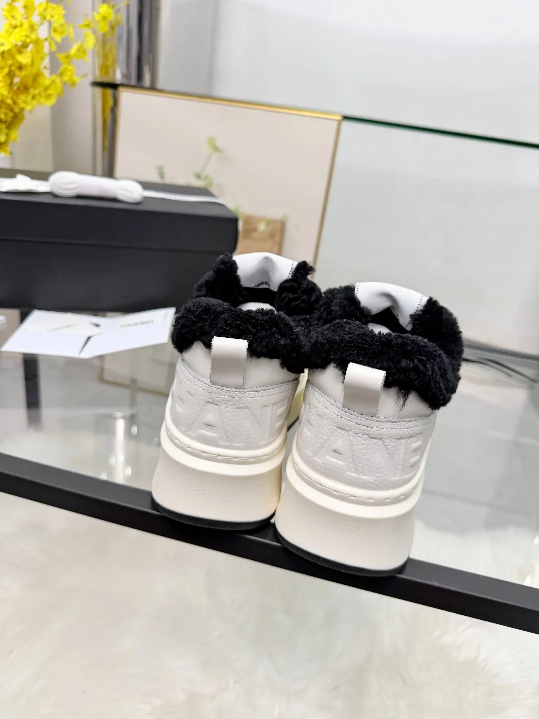 👟👟Ex-factory price 500👟👟 CHANEL 25C new autumn and winter sports shoes official website is available at the same time ❤️ Out of stock at counters. Major bloggers are recommending new styles on social days. This season’s new styles are simply eye-catching and look great on the feet. The casual casual sports style is cool and natural, interpreting Chanel’s fashionable femininity. The overall customization makes all sports shoes on the market at that time obsolete. This series is now available for sale! The upper is made of custom imported pebbled calf leather ➕ custom frosted calf leather. The lining is made of original one-to-one professionally customized mesh. Hardware accessories. Original full set of molds (not common in the market). Original custom molded TPU combination outsole. Height 4 cm. Women's size 35-40.